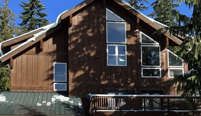 Mountain home perfect for large groups in the heart of Government Camp