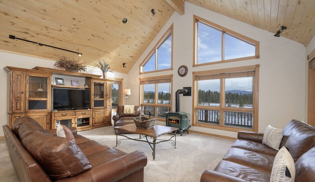 Mountain Peak 4 Bedroom Home by RedAwning