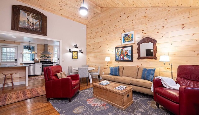 Mountain Rest Cottage Ivy Suite