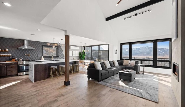 Mountain Retreat with Hot Tub & 10 Min to Ski Resort