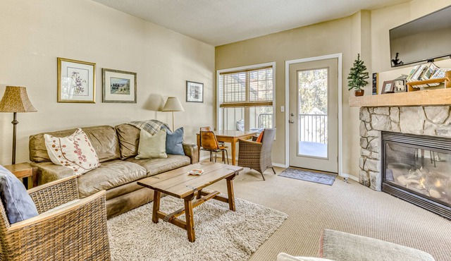 Mountain townhome with pool, sauna, private balcony, fireplace, & W/D