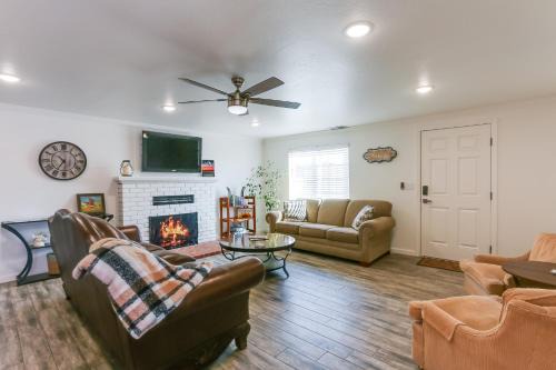 Mtn-View Home w/Patio & Grill in Woodlake