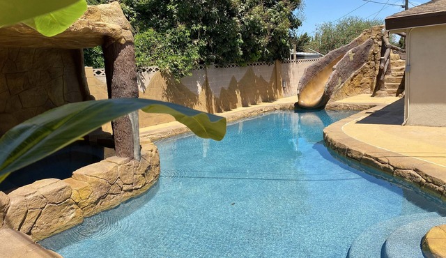 NEAR DISNEYLAND AND CONVENTION CENTER 6 BEDROOM 3 BATHROOM