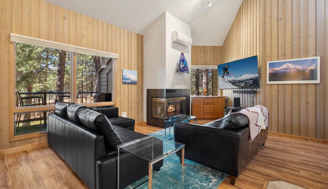 New! Cozy Bend Escape | Hot Tub | Forest Views