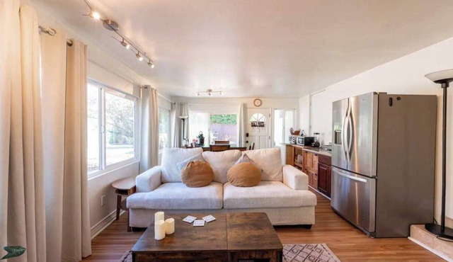 NEW Cozy retreat with large yard and Jacuzzi!