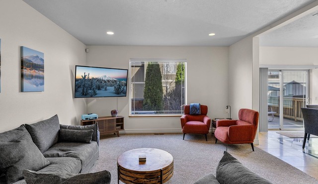New Furniture & Beds! Hot Tub ~ Bend Home ~ Foosball Table ~ Bonus Room