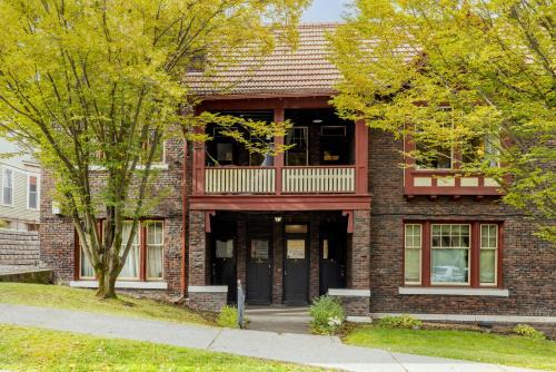 NEW Historic Townhouse by Downtown