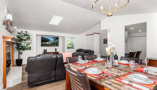 New listing! Beautiful 3 bedroom 3 bath, near lakes, ocean, and dunes, pet friendly, large lot, bbq