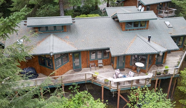 *NEW LISTING* Beautiful Lake Front Home w/Hot Tub. Close to Downtown Florence and Dunes