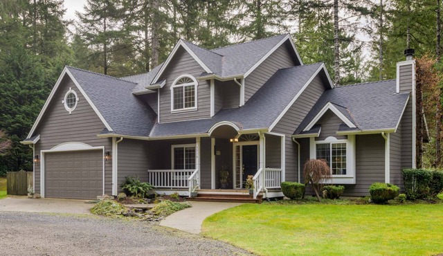 New Listing! Beautiful well appointed Woahink lake area home w/gas grill and fire pit