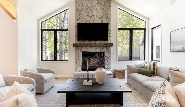 NEWLY ADDED! 6 BR Mountain & Golf retreat, Hot tub, Newly remodeled & furnished