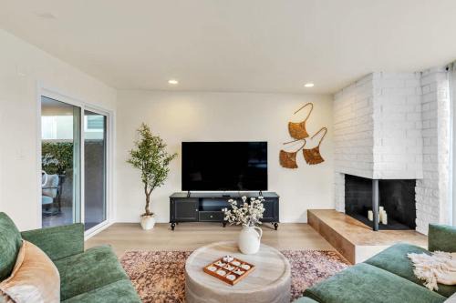 Newly Furnished 3BR 1BA - Spa - AC - Large Backyard