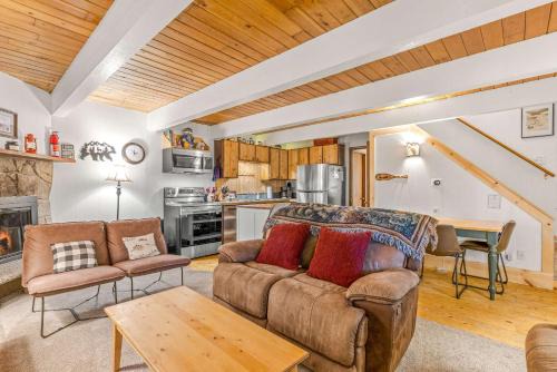 Newly remodeled cabin-style condo near skiing & attractions - dogs welcome