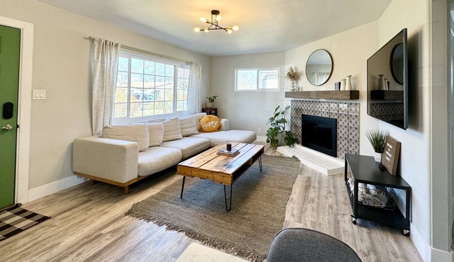 Newly remodeled home, close to the airport and city attractions. Pet friendly!