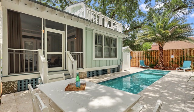 NEWLY RENOVATED! Immaculate Beach Cottage, Walk to Beaches, Restaurants, Shopping!