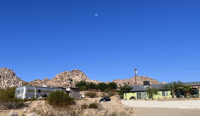 Newly Renovated House 5 minute walk from Joshua Tree National Park