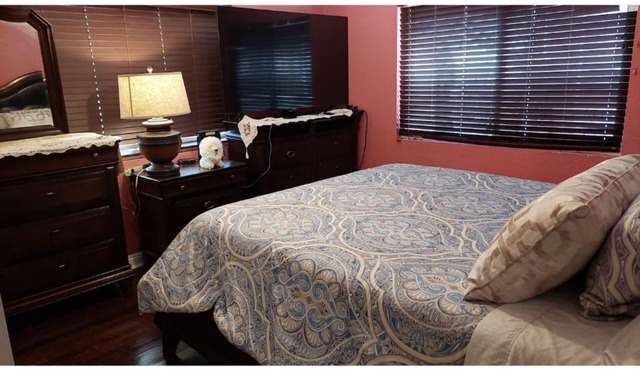 NICE HOUSE,SPACIOUS AND QUIET WITH 5 ROOMS AND 2 BATHS
