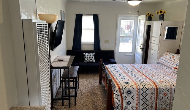 Nice Quite Studio Apartment with Queen Bed, Full kitchen and bath near Down Town