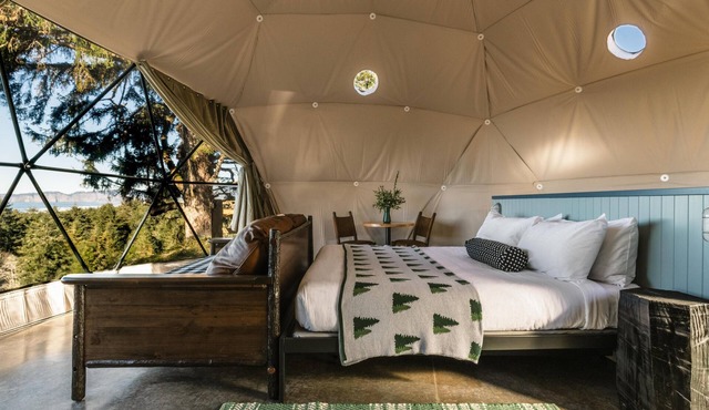 North Peak Dome, King - w/SHARED Luxury Bathhouse Access
