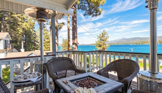 North Shore Chalet by Avantstay Lakefront + Private Dock + Beach Hiking + Trails