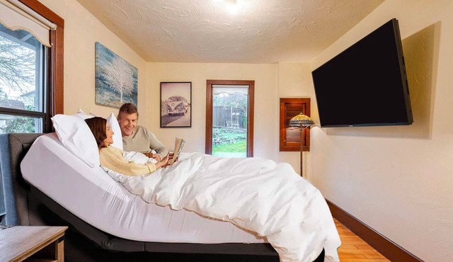 Northend Charmer! Your own Private space and bathroom in Tacoma’s beautiful NE.