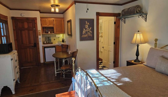 Oak Hill Inn, a cozy botique hotel only a 5min stroll to the heart of Julian!