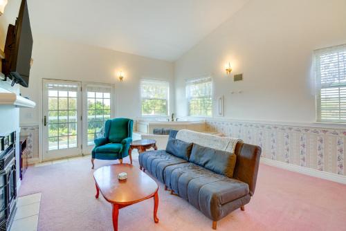 Ocean Shores Condo w/Private Tub < 1 Mi to Beach!