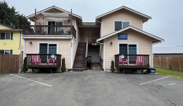 Ocean Shores studio with kitchenette-minutes from beach-Anchor Ashore Condo #3