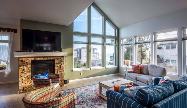 Ocean View, Steps to Sandy Beach! Hot Tub! Dog Friendly!