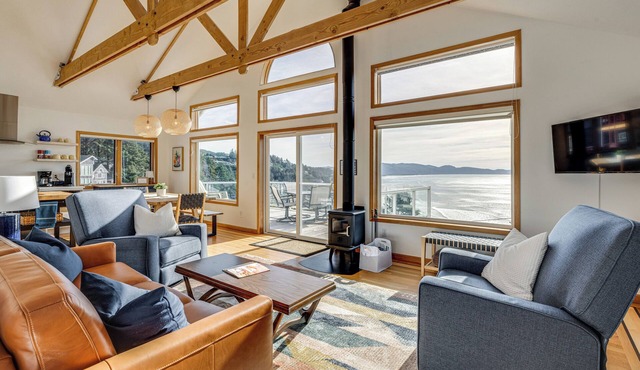 Oceanside Escape w/Stunning Views: Walk to Beach!