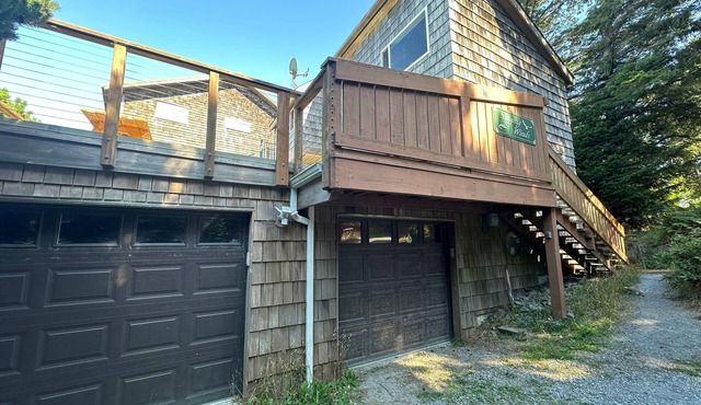 Oceanview Retreat – Walk to Beach, Dog-Friendly