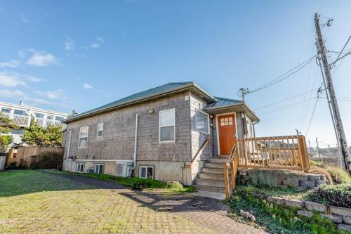 One block to the ocean & Nye Beach Sunny home with fireplace foosball & WiFi