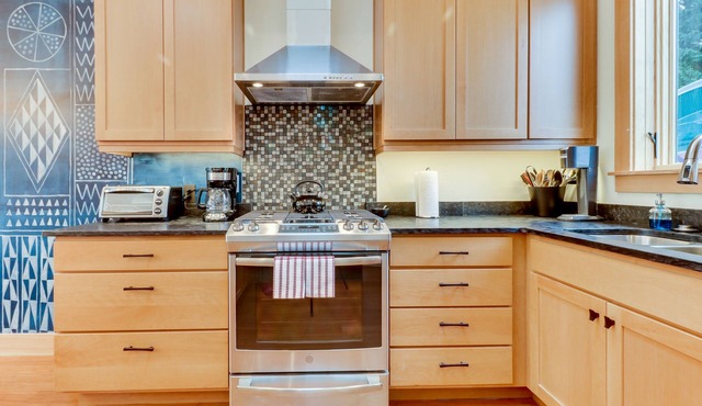 Open layout home in quiet location, close to shops/restaurants - free WiFi