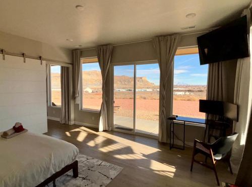Page Arizona border town- Crimson Suite, Desert Canyon Getaway with views