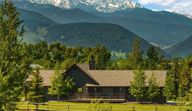 Painted Peaks - Gorgeous home with beautiful mountain views and a hot tub.