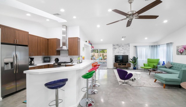 Palm Springs getaway - mid century home w/saltwater pool & mountain views