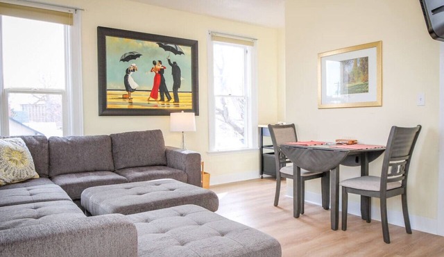 Palmer House, Studio 2, Cozy Downtown Space, Sleeps 4!