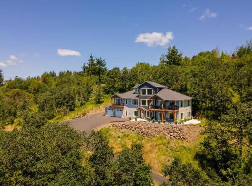 Panoramic River Views - Nature Framed in Every Window