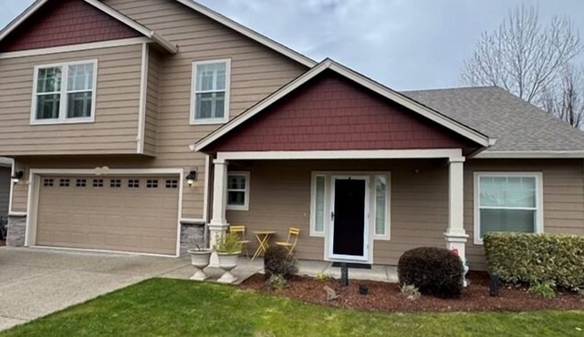 Par 4 Fabulous 3 bedroom next to Salem Oregon Golf Course, 6 miles to downtown.