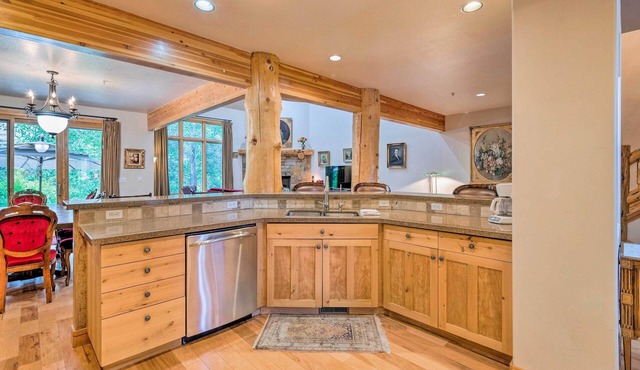 Park City Townhome on Bus Route < 4 Mi to Slopes!