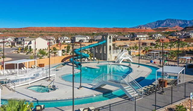 Paseos Retreat, Sleeps 29, Private Pool, Hot Tub, BBQ, Ping Pong Table, Gaming Consoles and more!