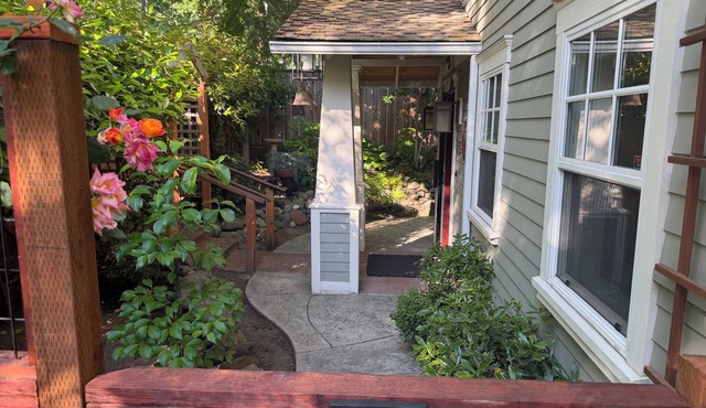 Peaceful 1-bedroom bungalow with AC in charming Ashland