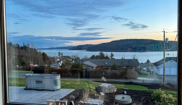 Peaceful Cabin with Bay Views and Outdoor Hot-Tub in Washington