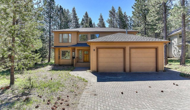 Peaceful Family Friendly Cabin with Private Hot Tub and Deck close to Fort Rock Park and Sunriver Marina, Oregon
