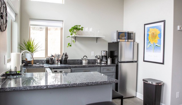 Peaceful Mountain Casita-next to hiking trails and close to downtown