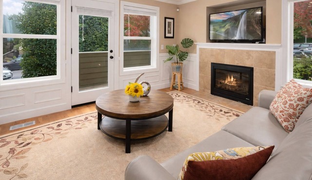 Perch - Cozy Ensuites: 3BR/3BA townhome with parking