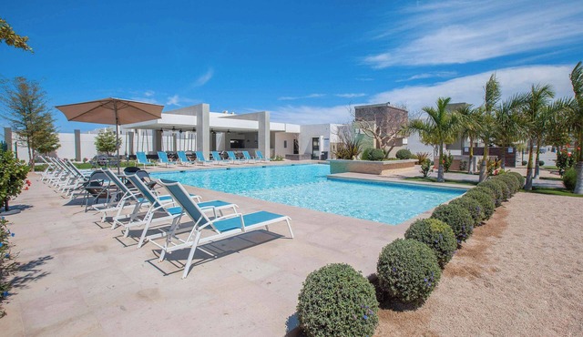 Perfect House communal Pool, Security and Comfort