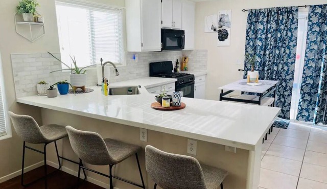 Perfect Las Vegas getaway. 12 minutes to the strip. 2 bedrooms. All amenities