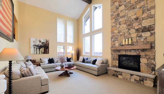 Perfect Ski Vacation - Large Condo with 4 Ensuite Bed/Bath w/Hot Tub & Grill