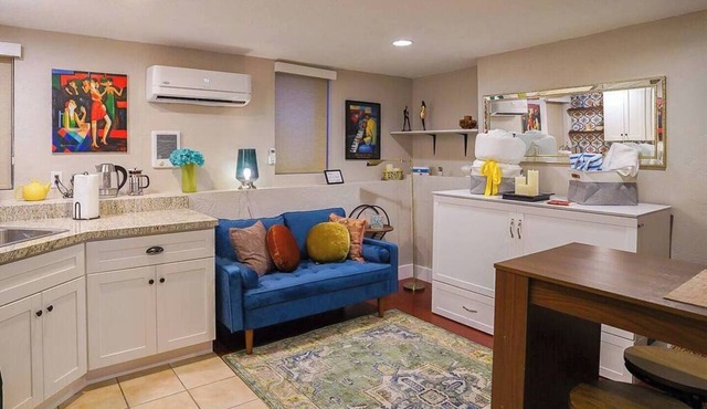 Perfectly Darling Downstairs Studio with Amenities